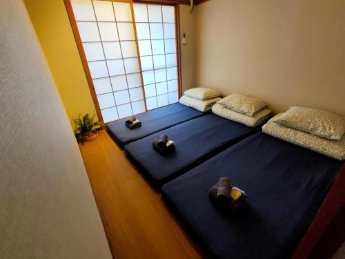 a room with a bed with two ducks on it at 豆インMaMe Inn in Saitama