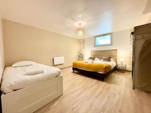 a large bedroom with two beds and a window at Appartement Indépendant, tout confort avec terrasse in Valence