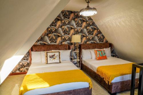 - 2 lits dans une chambre mansardée dans l'établissement Oka tagaytay escape, à Casile