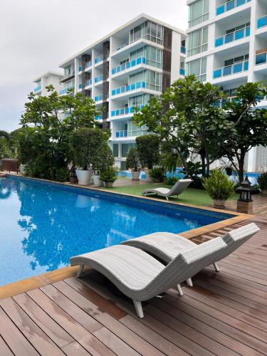 een ligstoel op een terras naast een zwembad bij My Resort Hua Hin A206 in Hua Hin