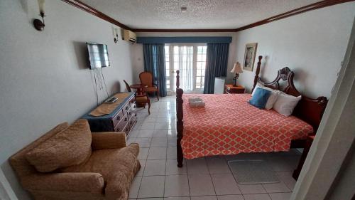 Rúm í herbergi á Fisherman's Inn Hotel