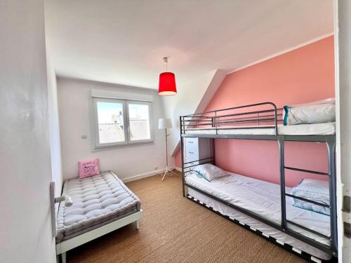 a room with two bunk beds and a window at Maison familiale La Fontaine tout confort à 400m de la plage in Plobannalec-Lesconil