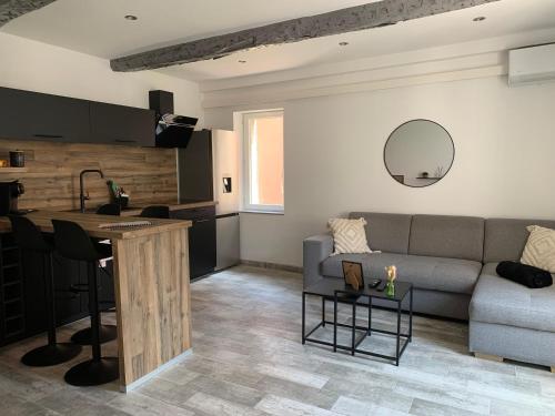un salon avec un canapé et une table dans l'établissement Appartement Cagnes sur mer, à Villeneuve-Loubet