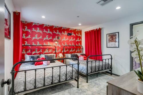 纳什维尔Vibrant Riverfront 2BD with a Pool的一间红墙房间里有两张床