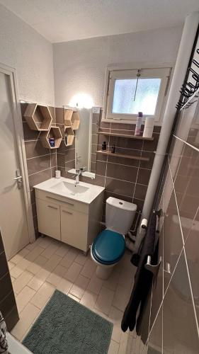 une salle de bain avec toilettes, lavabo et fenêtre dans l'établissement Duplex vue mer - 150m de la plage, au Cap d'Agde
