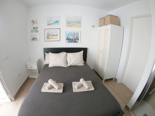 a bedroom with a bed with two towels on it at Paisaje Lunar in Tinajo