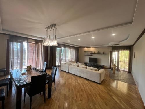 Promenade 2 BDR Apartment