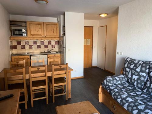 un salon avec un canapé et une table et une cuisine dans l'établissement Résidence Cristallines - 3 pièces 6 personnes MAE-7264, à Orcières