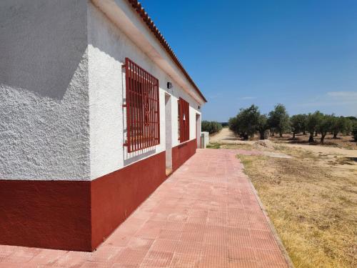 ein Gebäude mit einem Tor und einem Ziegelsteinweg in der Unterkunft Casa la Poveda in Villa del Prado