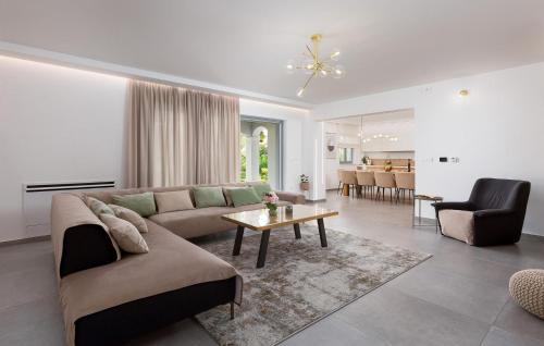 una sala de estar con un sofá y una mesa en Villa Filton, en Vranje Selo
