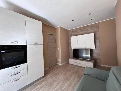 een woonkamer met een bank en een televisie bij Appartamento Centro Cagliari con ampio Terrazzo in Cagliari