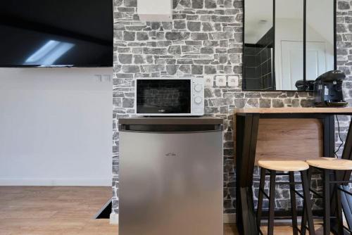 Il comprend une cuisine équipée d'un four micro-ondes et d'un réfrigérateur. dans l'établissement NY Mood - Olympe Suites & Spa - Lille, Tourcoing, à Tourcoing