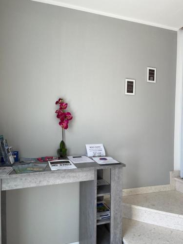 a table with a vase with a flower on it at Vischaus in Visco