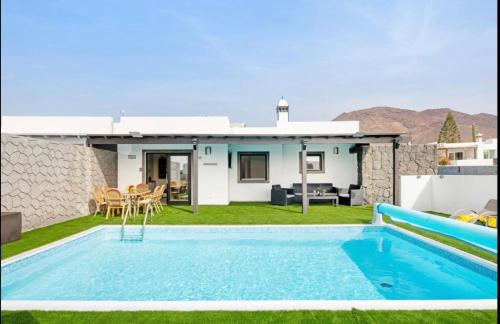 VILLA CASA ATILANA LUXE con piscina climatizada privada,aire acondicionado,terraza privada e independiente,wi-fi