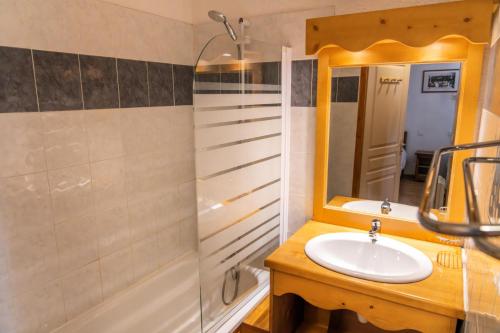 une salle de bain avec un lavabo et une douche dans l'établissement Résidence Les Hauts De Preclaux - Appartement 6 couchages au coeur des Orres 1800 MAE-4011, aux Orres