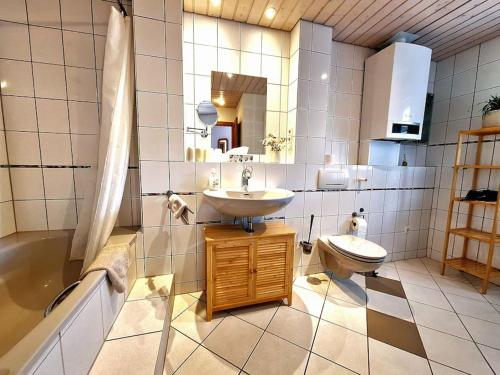 Et badeværelse på Ferienwohnung Tante Trude