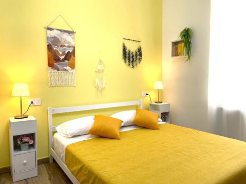 una camera con letto e pareti gialle di My Dream in Rome a Roma