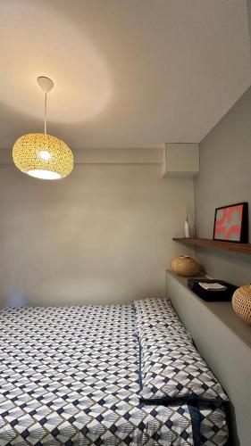 Cette chambre comprend un lit et deux lumières. dans l'établissement 2 pièces cathédrale proche des quais strasbourg, à Strasbourg