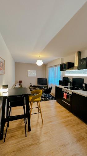 une cuisine et un salon avec une table et des chaises dans l'établissement 2 pièces cathédrale proche des quais strasbourg, à Strasbourg