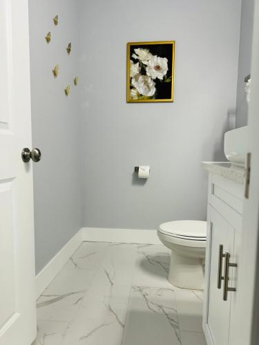 Ένα μπάνιο στο Brand New Tampa Oasis with Private Jacuzzi Retreat