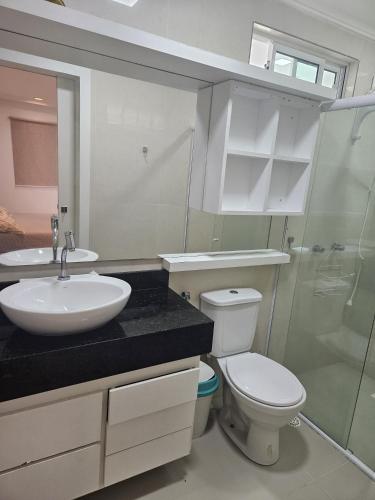a bathroom with a sink and a toilet and a shower at Malie Hotel in Águas Belas