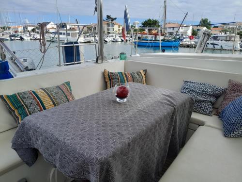 a table sitting on the back of a boat at Maol in Saint-Gilles-Croix-de-Vie