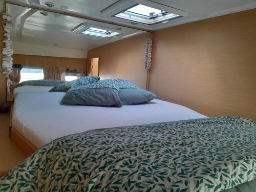 a bedroom with two beds on a yacht at Maol in Saint-Gilles-Croix-de-Vie