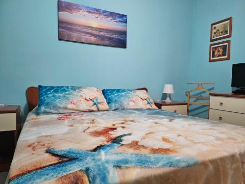 una camera da letto con un letto e un dipinto sul muro di Southern Comfort Sicily Holidays a Letoianni