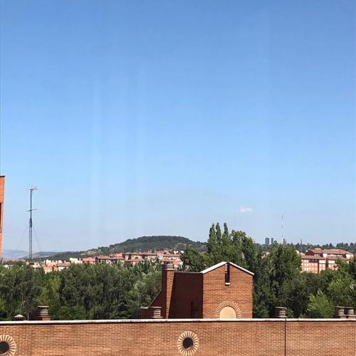 a brick building with a city in the background at Piso céntrico y luminoso in León