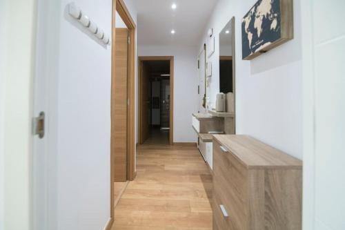 cocina con paredes blancas y encimera de madera en Nuevo Apartamento Cerca De La Playa Junto A Super, en Cullera