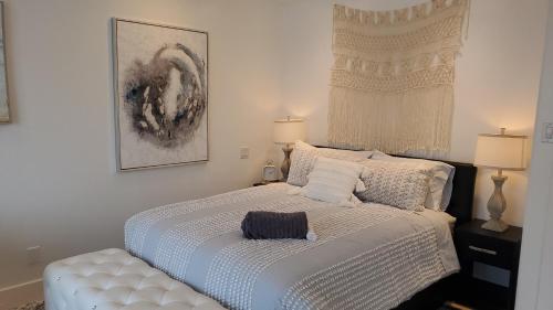 une chambre avec un lit blanc et deux lampes dans l'établissement Cozy SF Home 4 Bedroom 2 Bath, à San Francisco