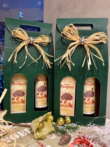 two green gift boxes with spices and christmas decorations at Agriturismo Torre Ercolana in Anagni