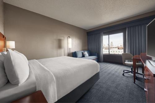 Courtyard by Marriott St. Louis Downtown West Image