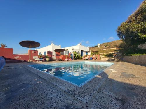 a swimming pool in the middle of a house at Dar janoub in Aït Raïs Aomar