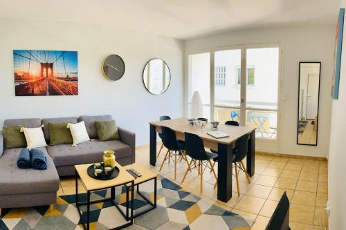 un salon avec une table et un canapé dans l'établissement Appartement Cosy Mérignac centre proche Tram, Parking, à Mérignac