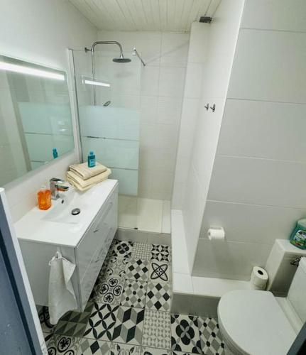 une salle de bain blanche avec un lavabo et des toilettes dans l'établissement Le Marceau - Appartement confortable à Aubagne, à Aubagne