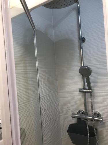 une douche avec une porte vitrée dans une salle de bain dans l'établissement 6 Next To Paris, à Montreuil
