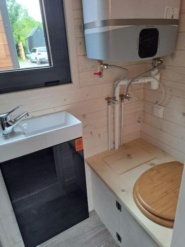 une petite salle de bain avec un lavabo et des toilettes dans l'établissement l'escale de Normandie, à Saint-Martin-au-Bosc
