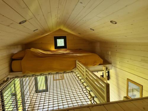 Cette petite chambre comprend un lit dans une cabine. dans l'établissement l'escale de Normandie, à Saint-Martin-au-Bosc