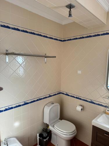 Ένα μπάνιο στο Nature House Almograve- Triple room with terrace and shared bathroom - Fishermen's Trail