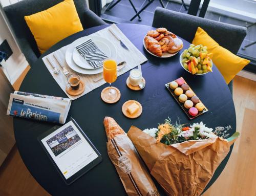 - une table avec de la nourriture, des boissons et un sac de nourriture dans l'établissement Bargue, à Paris