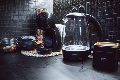 - un comptoir de cuisine avec une cafetière sur une table dans l'établissement Bargue, à Paris