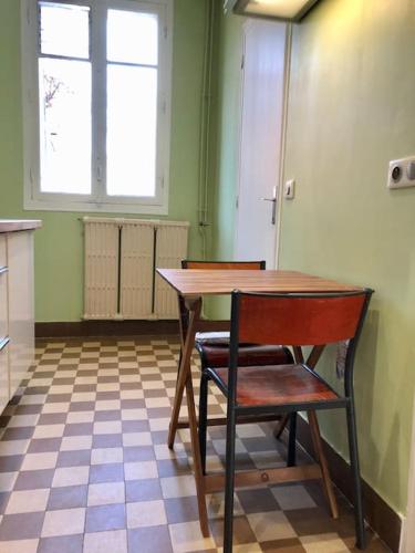 - une table en bois et une chaise dans la chambre dans l'établissement Superbe Studio dans villa avec entrée indépendante, à Clamart