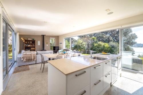 Φωτογραφία από το άλμπουμ του Bonnie Doon, Kenney Point - Be My Guest Waiheke σε Putaki Bay