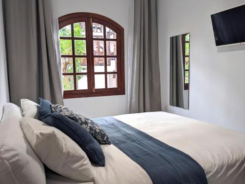 En eller flere senge i et værelse på Karibu by Kamili Lanzarote