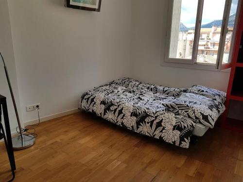 - une chambre avec un lit dans un dortoir doté de parquet dans l'établissement Private room with mountain view in an apartment of 3 rooms, à Toulon