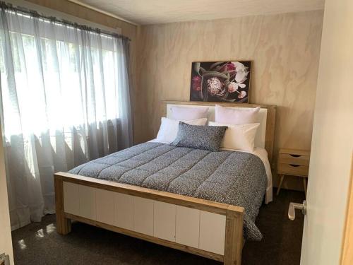 Ένα ή περισσότερα κρεβάτια σε δωμάτιο στο Napier Road Apartment - Own Access Driveway!