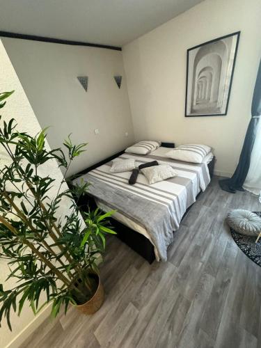 - une chambre avec un lit orné de plantes dans l'établissement Les Nuits d'Orient - Proche de Disneyland Paris & Paris Centre, à Bussy-Saint-Georges