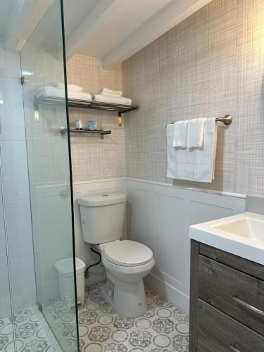 a bathroom with a toilet and a shower and a sink at Cozy Corner in Miami