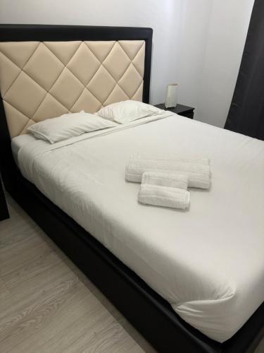 a bed with two towels on top of it at Apartamento remodelado no Seixal in Seixal